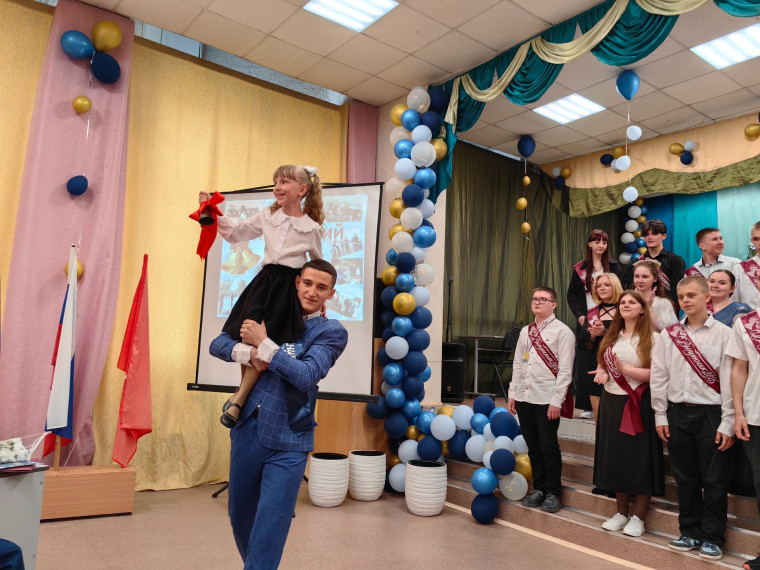 Яркий финал: в школе отметили последний звонок девятиклассников.
